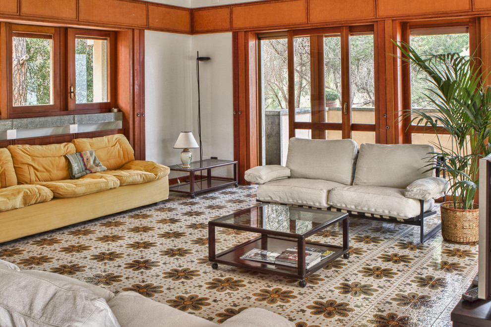 Idee per un soggiorno moderno con pareti bianche e pavimento con piastrelle in ceramica