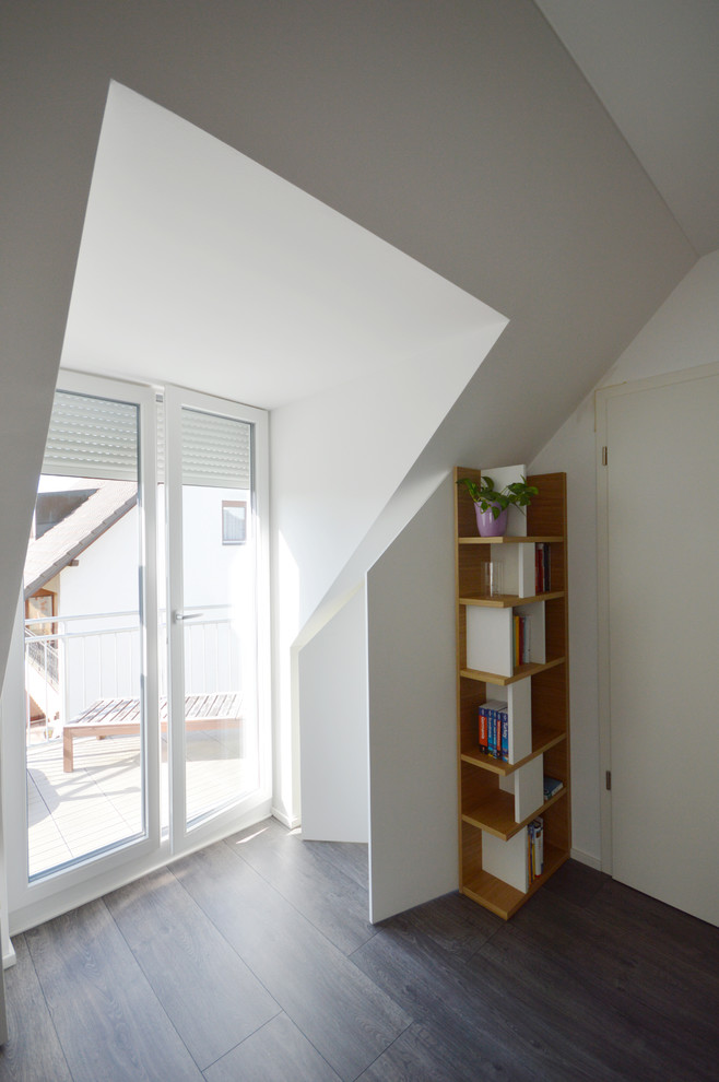 Bild på ett stort funkis allrum med öppen planlösning, med en hemmabar, vita väggar, mörkt trägolv, grått golv och en fristående TV