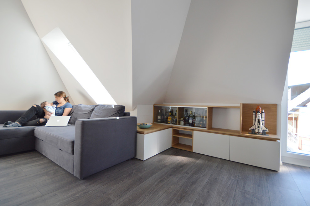 Großes, Offenes Modernes Wohnzimmer mit Hausbar, weißer Wandfarbe, dunklem Holzboden, freistehendem TV und grauem Boden in München