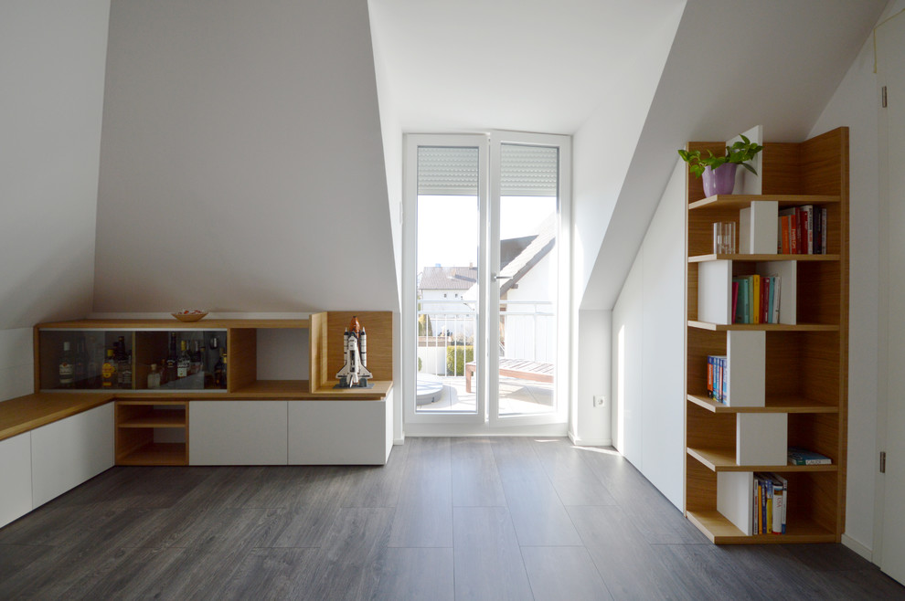 Foto på ett stort funkis allrum med öppen planlösning, med en hemmabar, vita väggar, mörkt trägolv, en fristående TV och grått golv