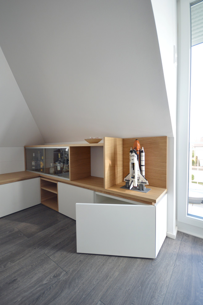 Foto på ett stort funkis allrum med öppen planlösning, med en hemmabar, vita väggar, mörkt trägolv, en fristående TV och grått golv