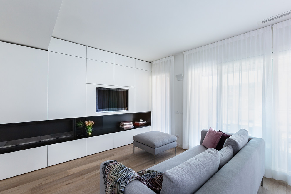 Esempio di un soggiorno minimalista di medie dimensioni con pareti bianche, parete attrezzata, pavimento in legno massello medio, camino lineare Ribbon e pavimento marrone