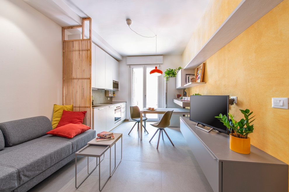 Idéer för små funkis separata vardagsrum, med gula väggar, klinkergolv i porslin och grått golv