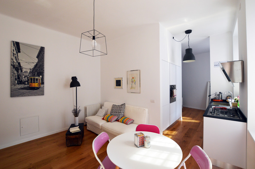 Idéer för ett mellanstort modernt loftrum, med vita väggar, ljust trägolv och brunt golv