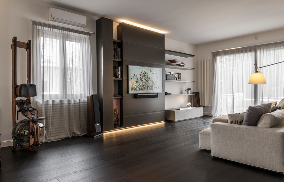 Idee per un soggiorno minimal con pareti bianche, pavimento in legno verniciato e pavimento marrone