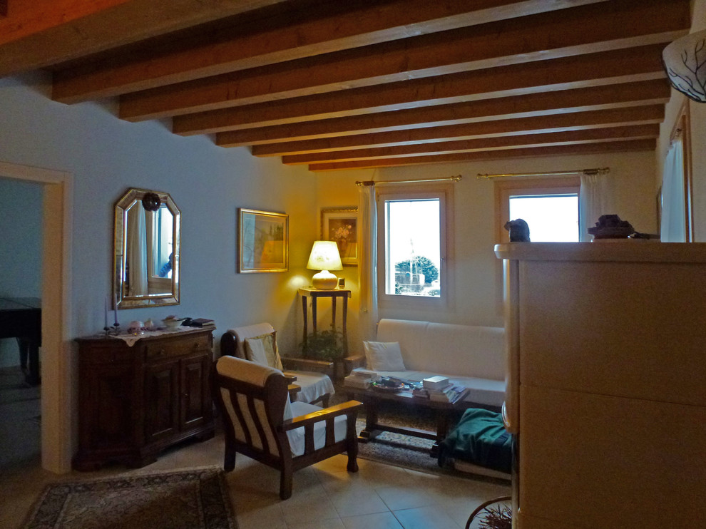 Пример оригинального дизайна: открытая гостиная комната среднего размера в классическом стиле с с книжными шкафами и полками, зелеными стенами, деревянным полом, телевизором в углу и бирюзовым полом