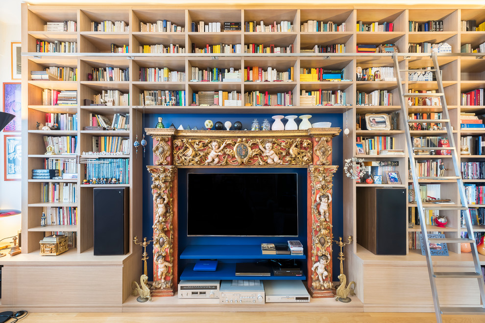 Réalisation d'un salon méditerranéen de taille moyenne avec une bibliothèque ou un coin lecture, un mur bleu, parquet peint, un téléviseur dissimulé, une cheminée standard et un manteau de cheminée en bois.