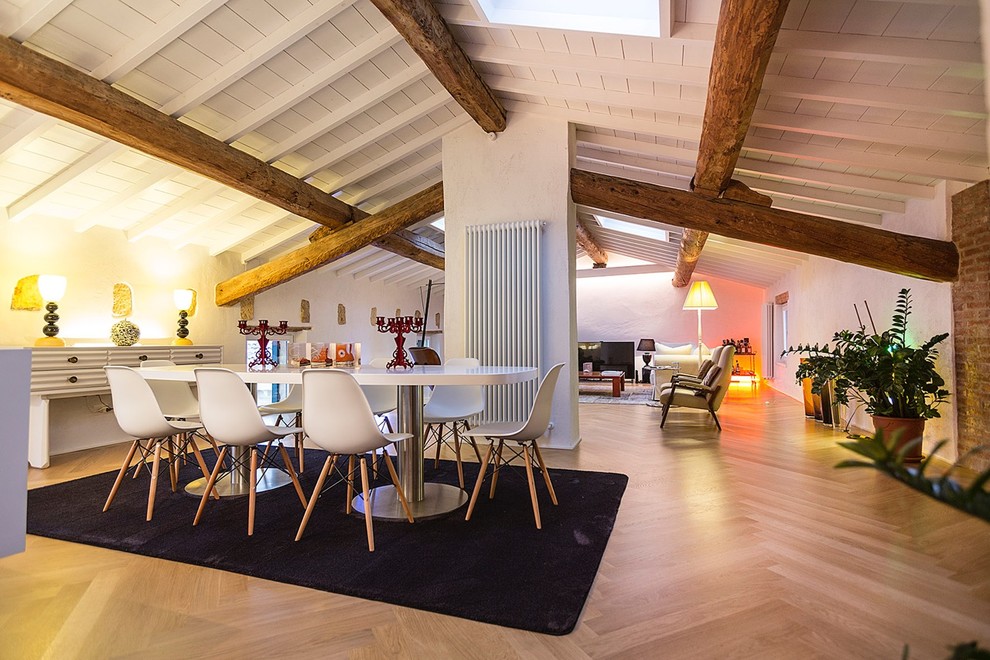 Modernes Wohnzimmer mit weißer Wandfarbe und hellem Holzboden in Venedig