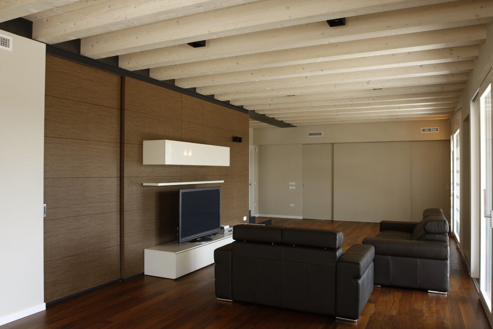 This is an example of a contemporary living room in Venice.