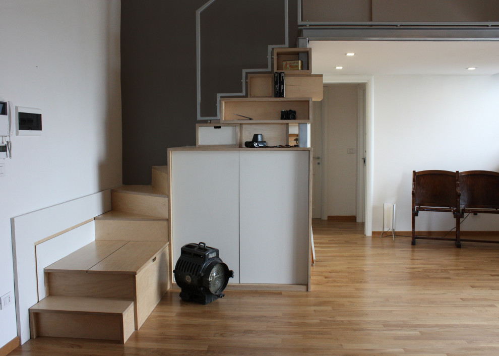 Diseño de escalera minimalista de tamaño medio con boiserie
