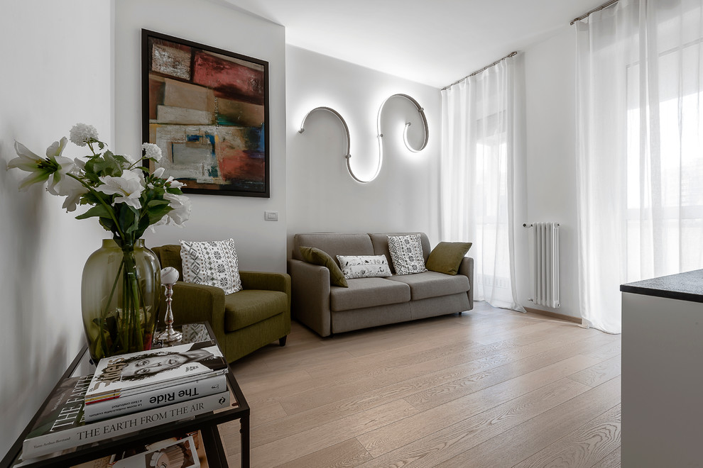 Mittelgroßes, Abgetrenntes Modernes Wohnzimmer mit weißer Wandfarbe, Keramikboden und beigem Boden in Mailand