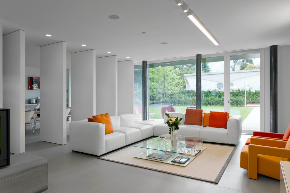 Modernes Wohnzimmer ohne Kamin mit weißer Wandfarbe in Sonstige
