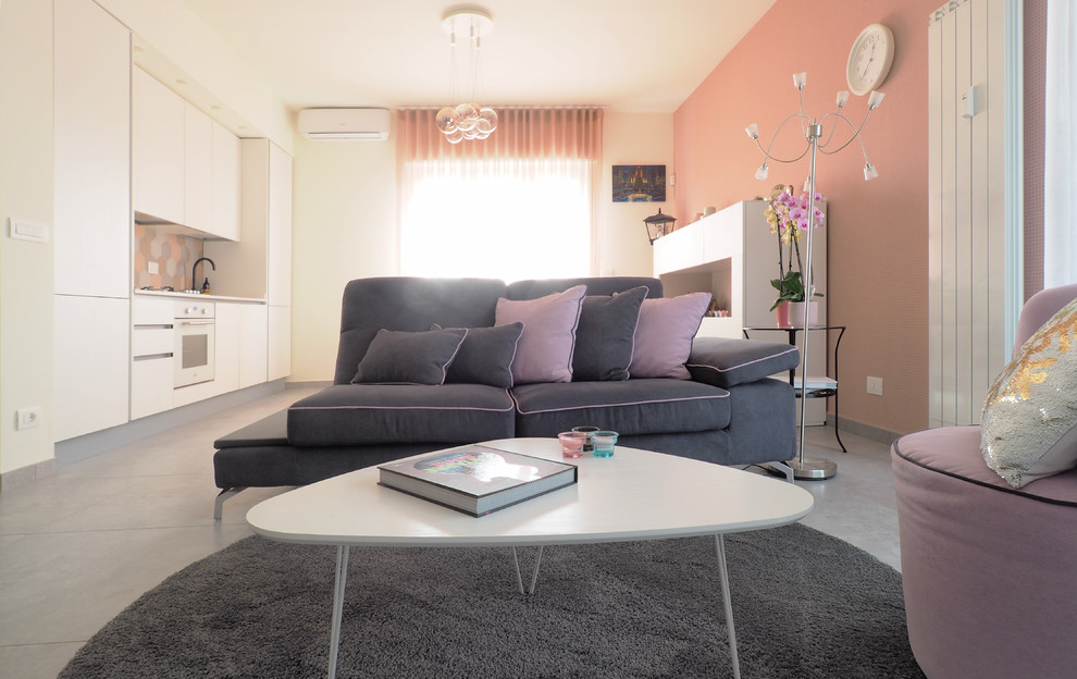 Foto di un soggiorno minimal con pareti rosa, pavimento con piastrelle in ceramica e pavimento grigio