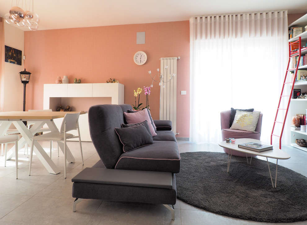 Esempio di un soggiorno contemporaneo con libreria, pareti rosa, pavimento con piastrelle in ceramica e pavimento grigio