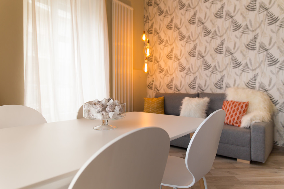 Ispirazione per un piccolo soggiorno contemporaneo stile loft con pareti beige e pavimento in gres porcellanato