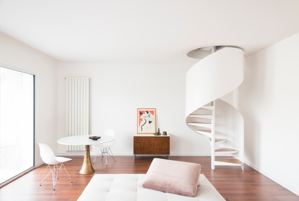 Immagine di un soggiorno contemporaneo aperto con pareti bianche, parquet scuro e pavimento marrone