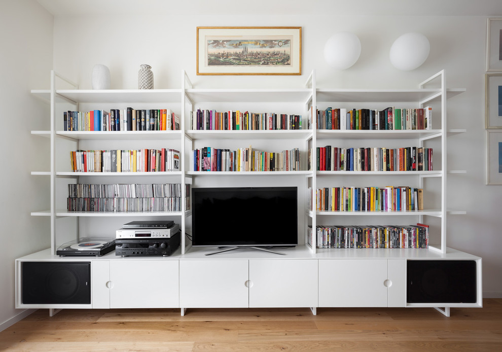 Exemple d'une salle de séjour chic avec une bibliothèque ou un coin lecture, un mur blanc, un sol en bois brun, aucune cheminée, un téléviseur encastré et un sol marron.