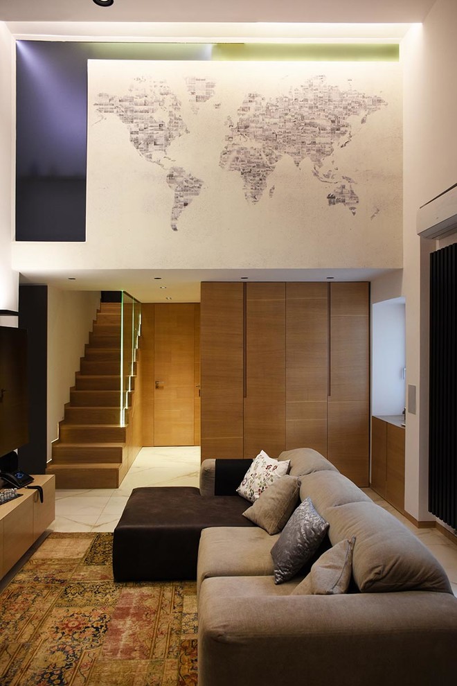 Idées déco pour un petit salon contemporain ouvert avec un mur blanc, un téléviseur fixé au mur et un sol blanc.