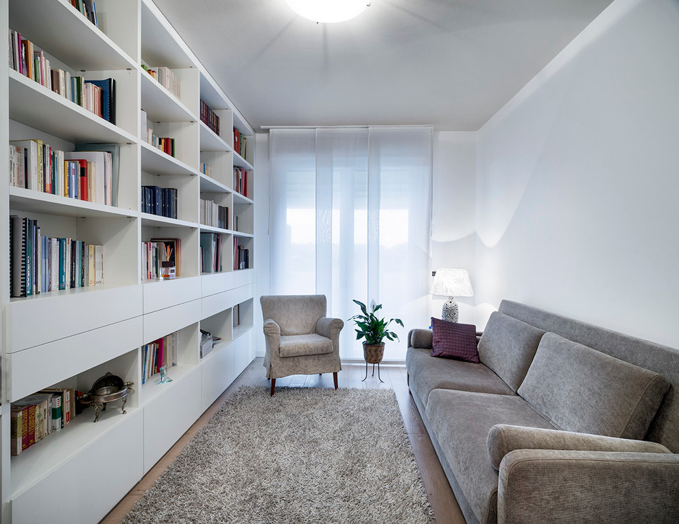 Стильный дизайн: маленькая гостиная комната в современном стиле с белыми стенами и светлым паркетным полом для на участке и в саду - последний тренд