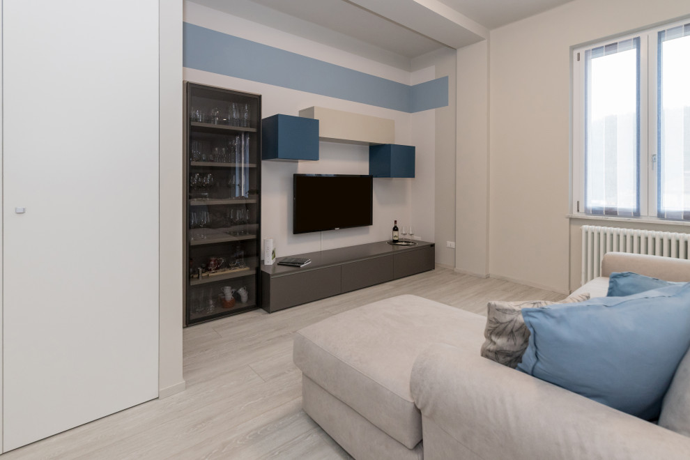 Geräumiges Modernes Wohnzimmer mit Hausbar, blauer Wandfarbe und TV-Wand in Sonstige