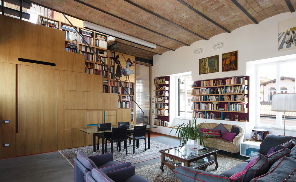 Idee per un ampio soggiorno boho chic aperto con libreria e pareti bianche