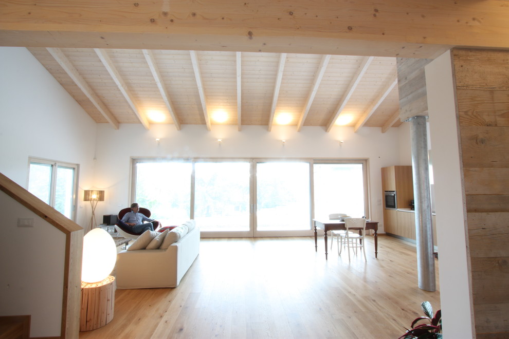 Idées déco pour un salon contemporain de taille moyenne et ouvert avec un mur blanc, parquet clair et un plafond en bois.