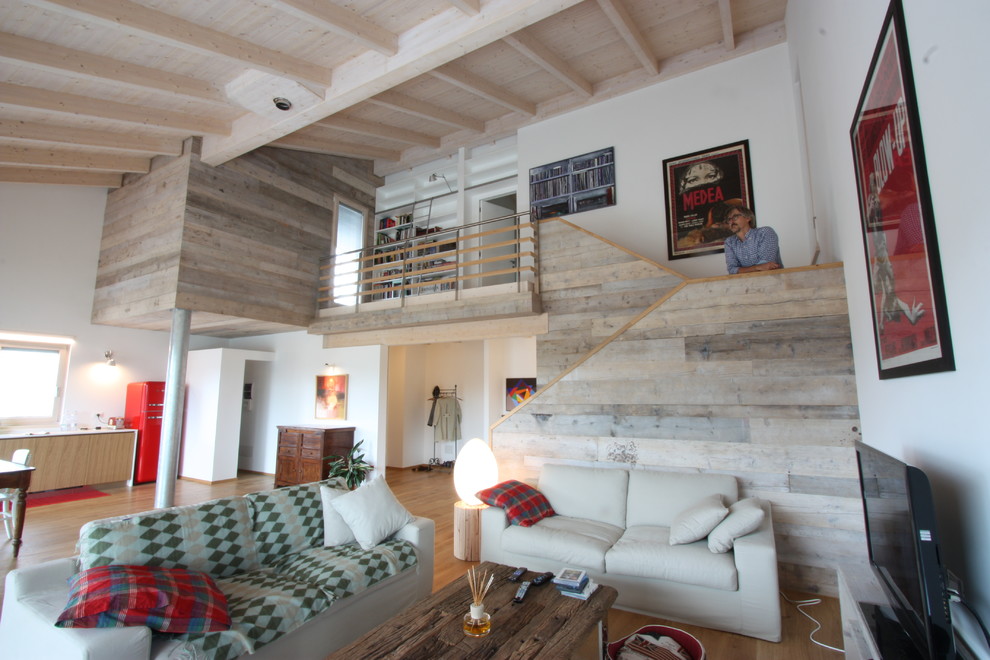 Mittelgroßes, Offenes Modernes Wohnzimmer mit weißer Wandfarbe, hellem Holzboden und Holzdecke in Sonstige