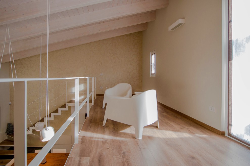 Ispirazione per un soggiorno minimal aperto con pareti beige