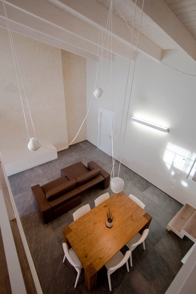 Diseño de salón abierto actual con paredes beige