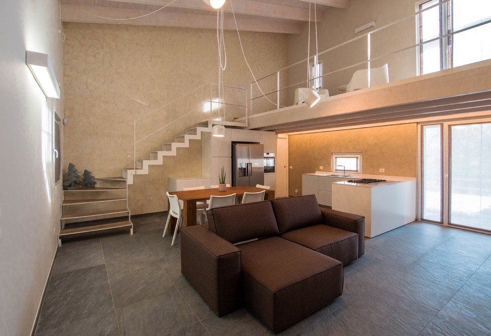 Идея дизайна: открытая гостиная комната в современном стиле с бежевыми стенами
