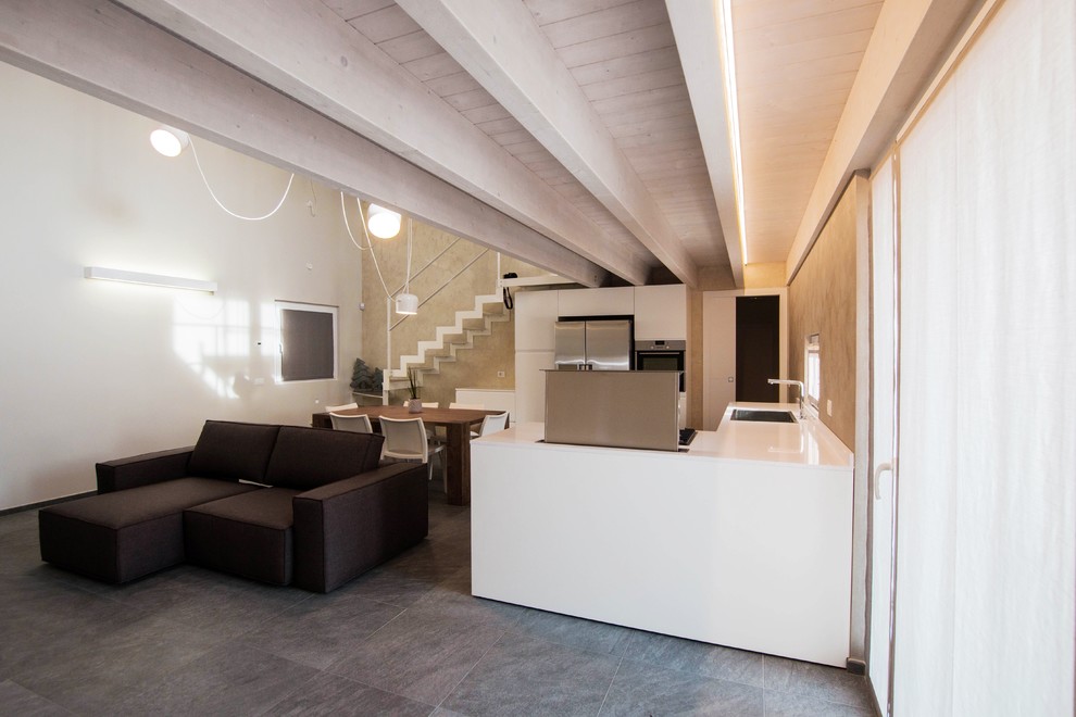 Offenes Modernes Wohnzimmer mit beiger Wandfarbe in Sonstige