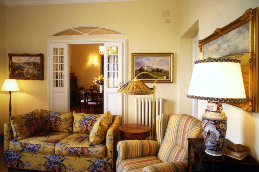 Imagen de salón abierto tradicional de tamaño medio con paredes amarillas