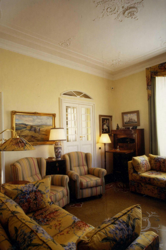 Ispirazione per un soggiorno tradizionale di medie dimensioni e aperto con pareti gialle