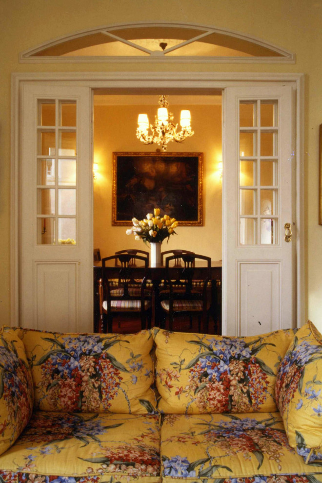 Immagine di un soggiorno tradizionale di medie dimensioni e aperto con pareti gialle