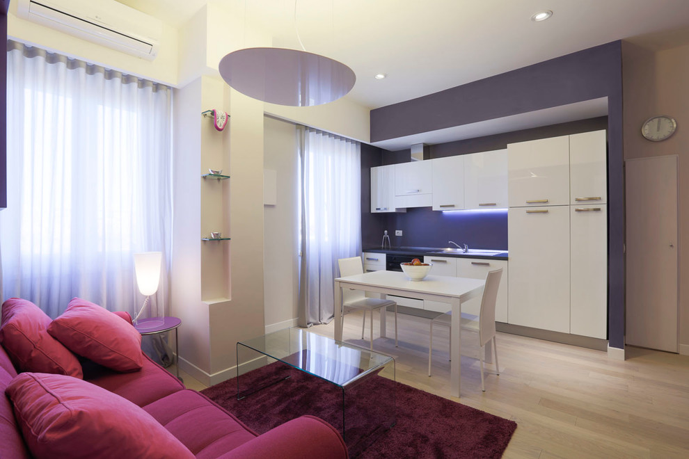 Mittelgroßes, Offenes Modernes Wohnzimmer mit bunten Wänden und hellem Holzboden in Rom