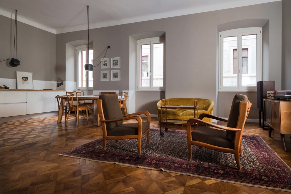 Immagine di un ampio soggiorno eclettico aperto con pareti beige e pavimento in legno massello medio