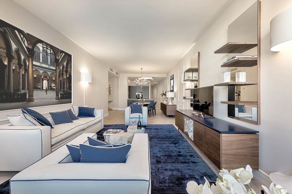 Стильный дизайн: открытая гостиная комната в современном стиле с отдельно стоящим телевизором, серыми стенами, светлым паркетным полом, бежевым полом и ковром на полу - последний тренд