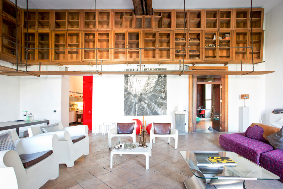 Foto di un ampio soggiorno bohémian chiuso con pareti bianche, pavimento in terracotta e nessuna TV