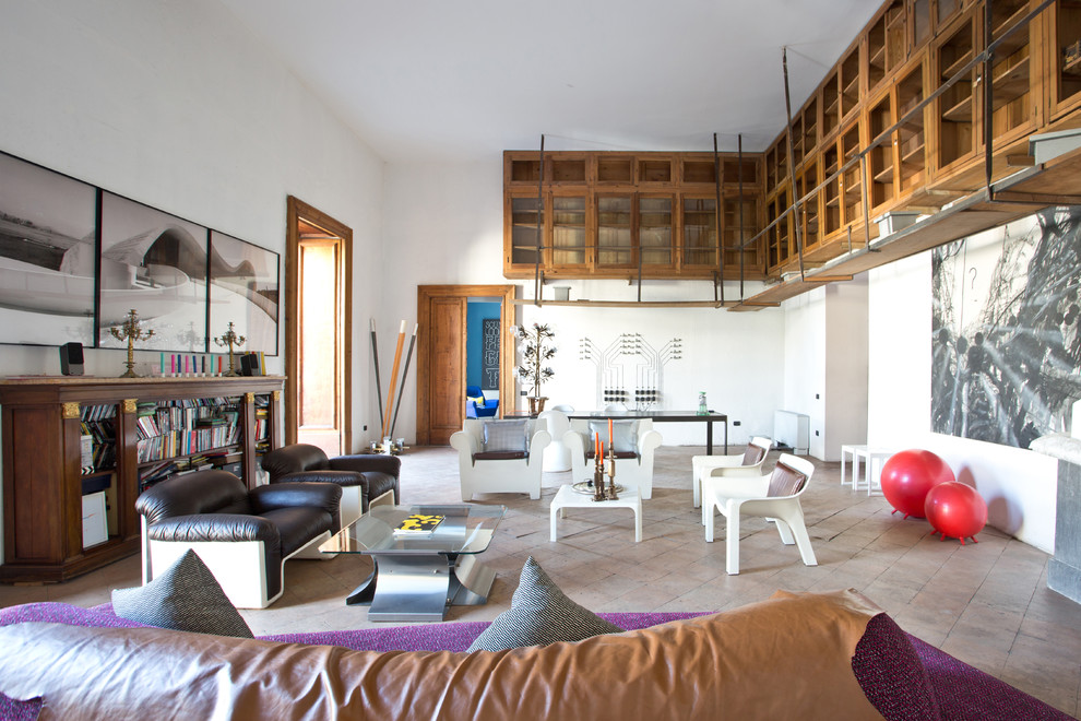 Foto di un ampio soggiorno bohémian chiuso con pareti bianche, pavimento in terracotta e nessuna TV