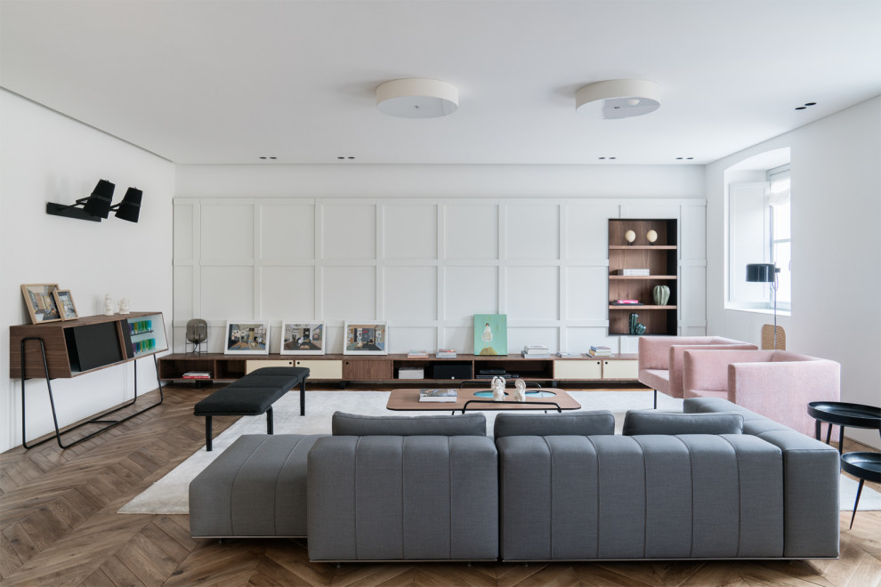Foto di un ampio soggiorno contemporaneo aperto con pareti bianche, parquet chiaro e pavimento beige