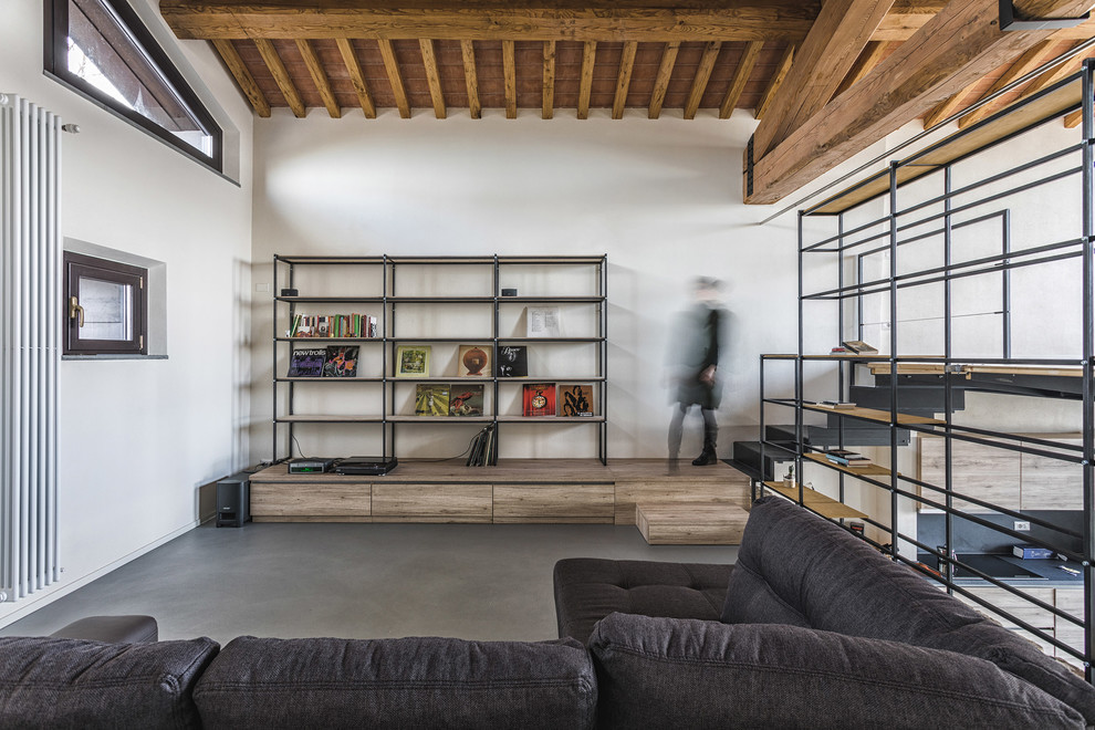 Идея дизайна: двухуровневая гостиная комната в стиле кантри с белыми стенами, серым полом и бетонным полом без камина, телевизора