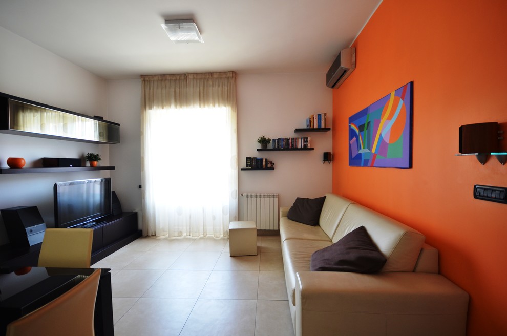 Стильный дизайн: парадная, открытая гостиная комната среднего размера в стиле модернизм с оранжевыми стенами, полом из керамогранита и бежевым полом - последний тренд