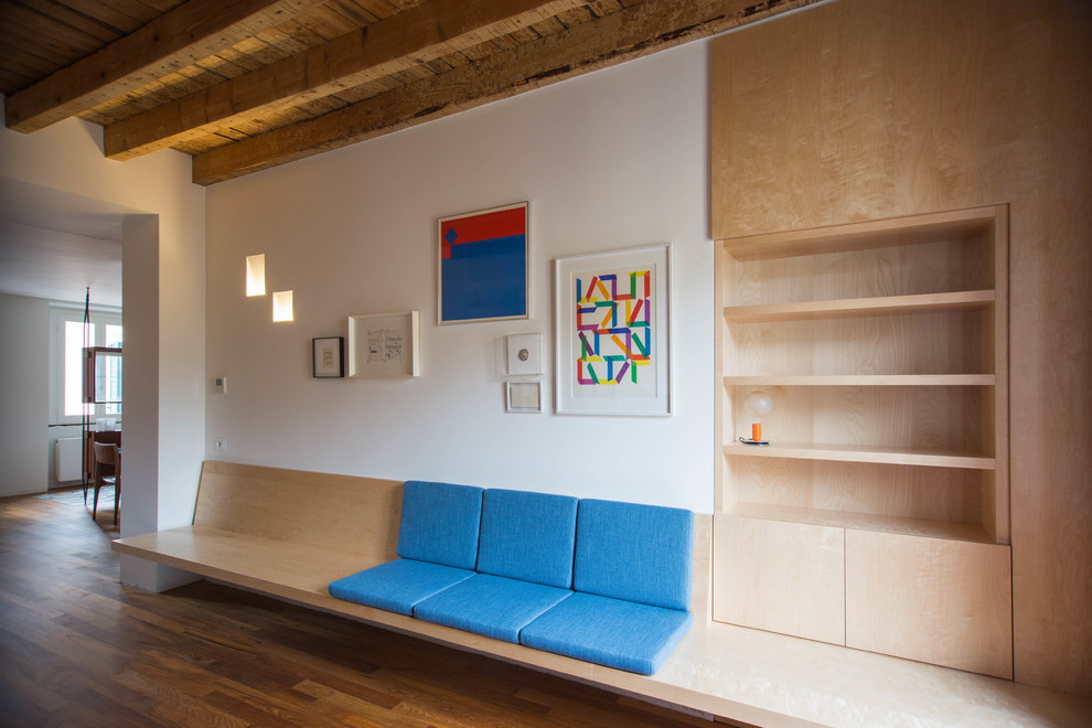 Idée de décoration pour un salon design de taille moyenne et ouvert avec une bibliothèque ou un coin lecture, parquet foncé, poutres apparentes et boiseries.