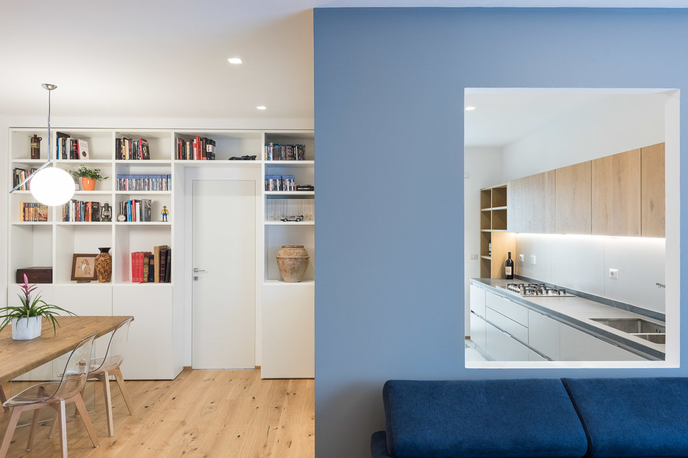 Idee per un soggiorno design con parquet chiaro
