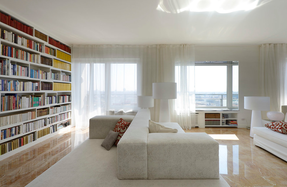 Réalisation d'une salle de séjour design avec une bibliothèque ou un coin lecture, un mur blanc et un sol en marbre.