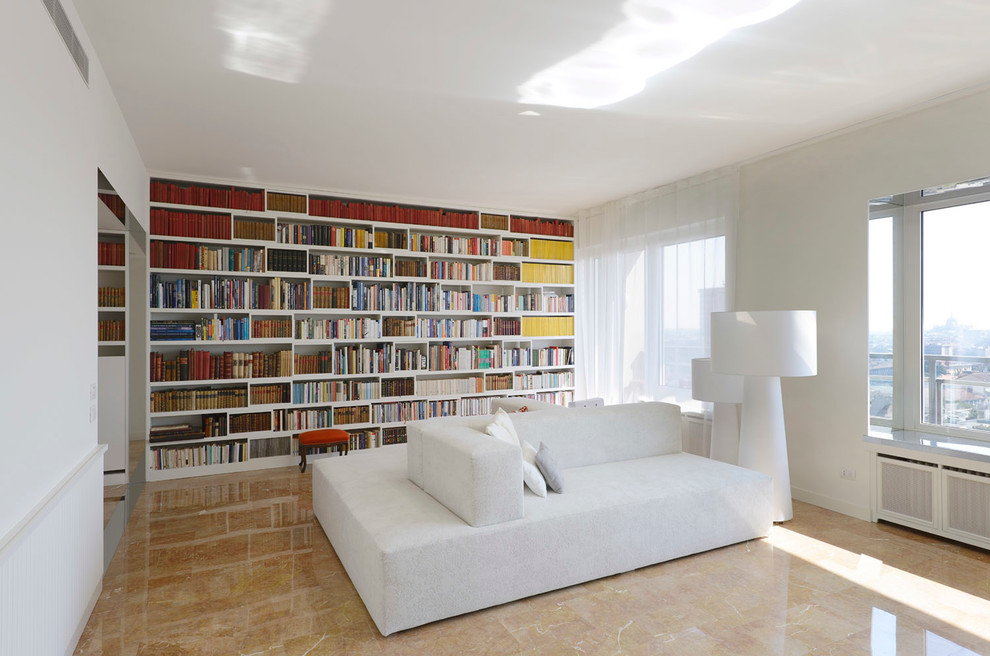 Cette photo montre une salle de séjour tendance avec une bibliothèque ou un coin lecture, un mur blanc et un sol en marbre.
