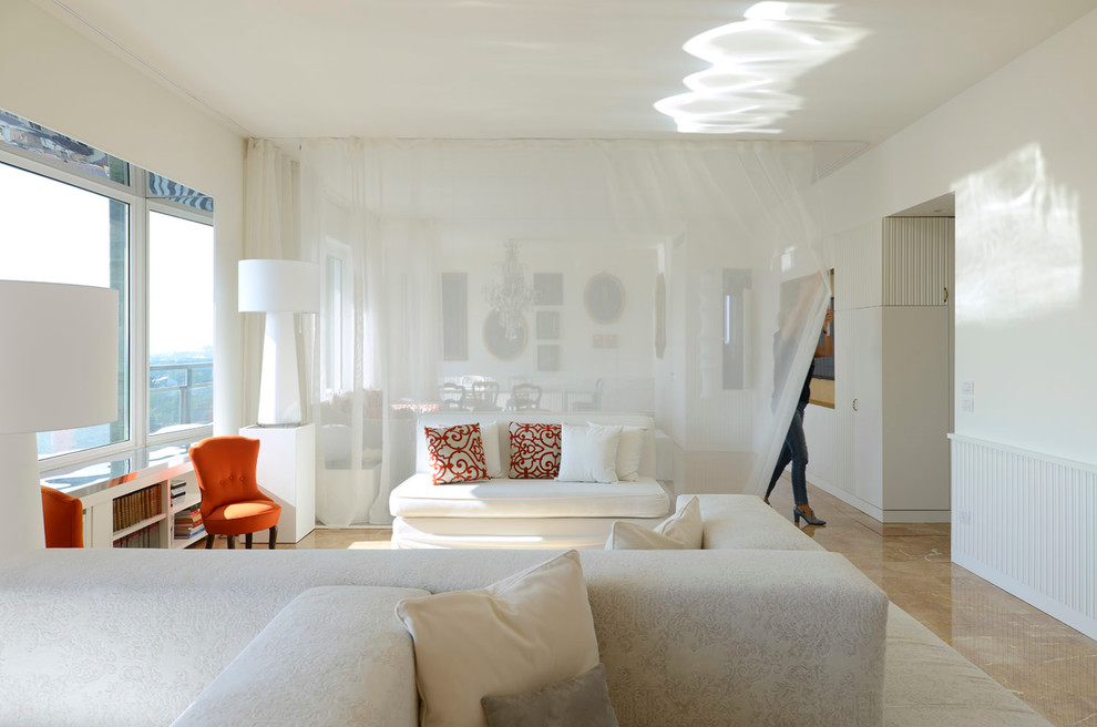 Ispirazione per un soggiorno design con sala formale, pareti bianche e pavimento in marmo