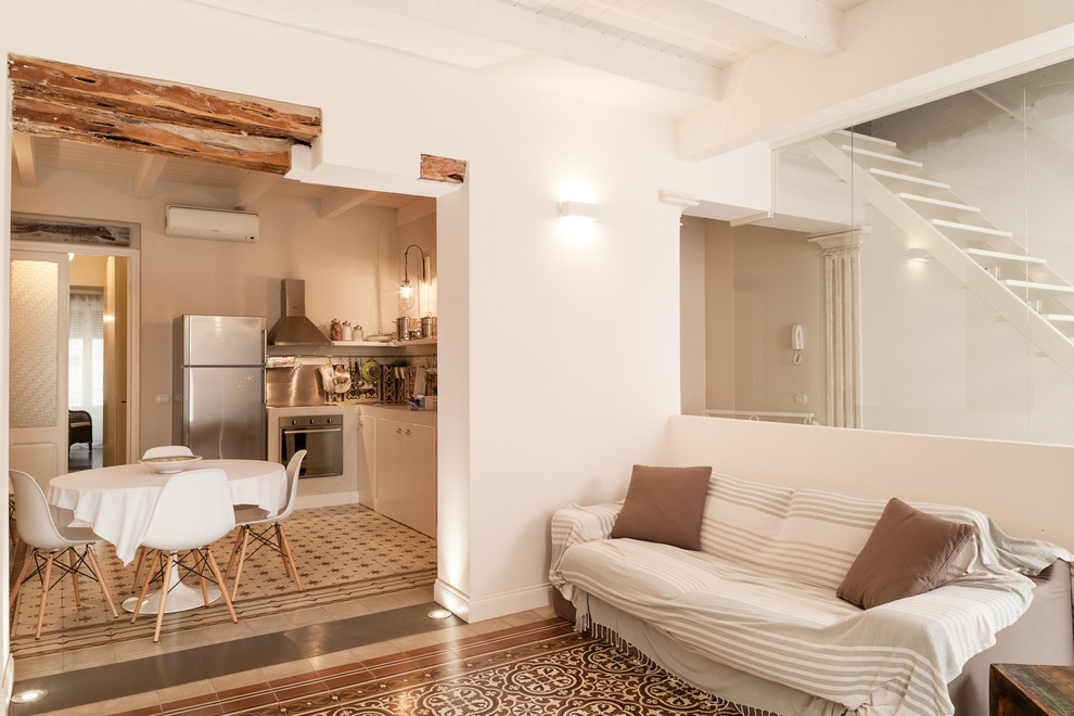 Ispirazione per un grande soggiorno mediterraneo aperto con pareti bianche, pavimento con piastrelle in ceramica e pavimento marrone