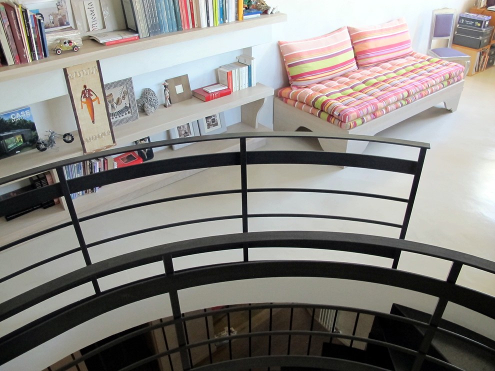 Idee per un soggiorno boho chic aperto con libreria e pareti beige