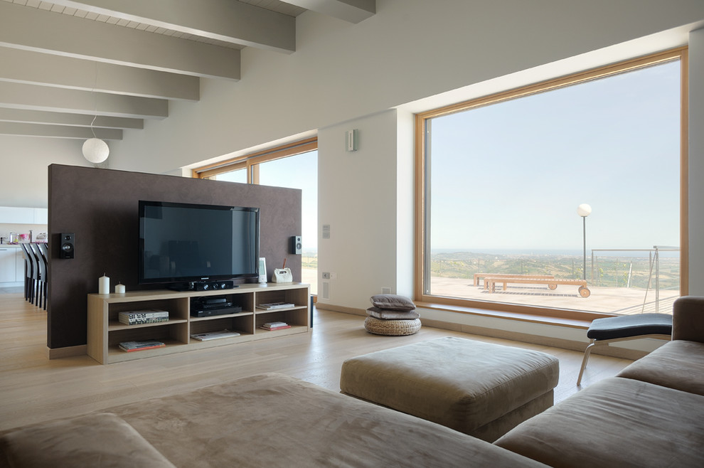 Großes Modernes Wohnzimmer im Loft-Stil in Bologna